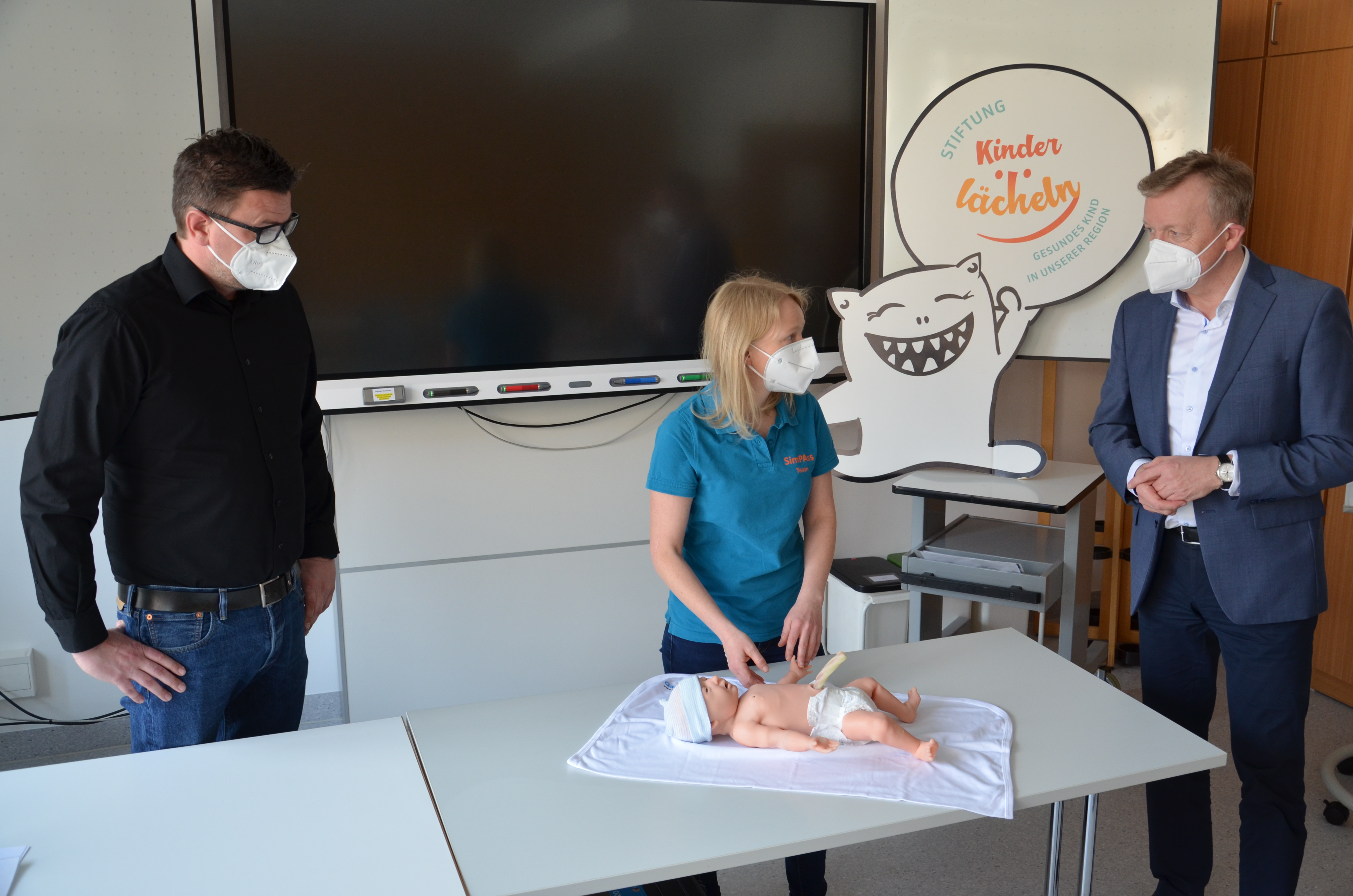 2021 04 28 Stiftung Kinderlächeln spendet neue High End Simulationspuppe an Kinderklinik Team 1