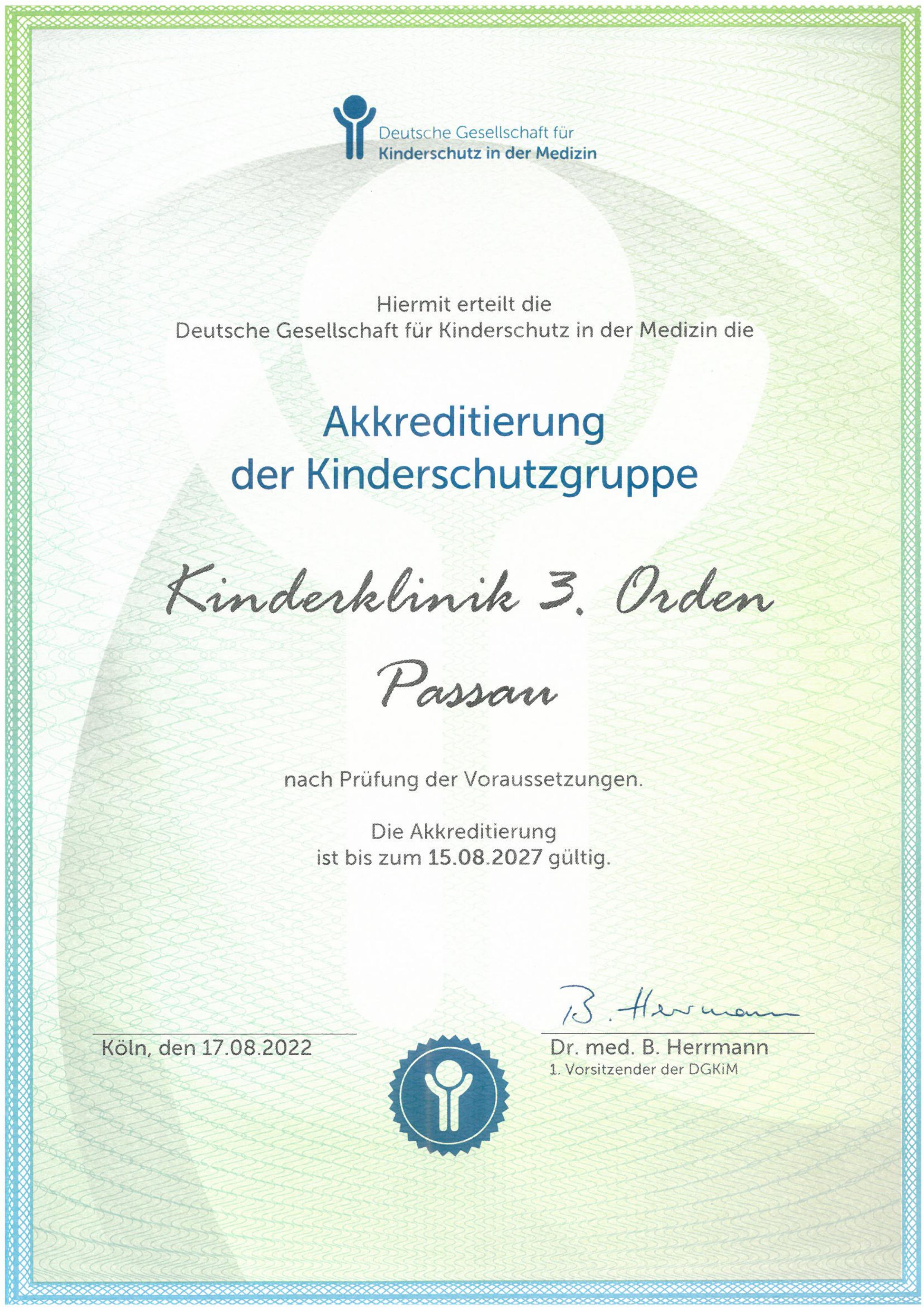 2022 09 01 Zertifikat Medizinisches Kinderschutzteam Kinderklinik Passau erneut akkreditiert